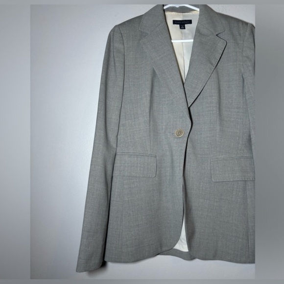 Banana Republic Blazer, Light Grey 96% Wool,
4% Spandex Jacket size 8 - Picture 4 of 6